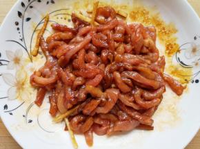 再加入老抽和少许食用油搅拌均匀，腌制10分钟左右。 