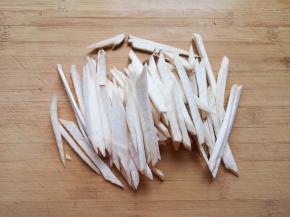 杏鲍菇洗干净切成丝。 