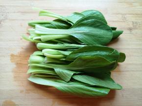 小白菜洗干净备用。 