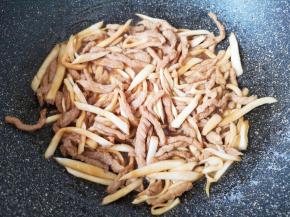 下入杏鲍菇翻炒至变软。 