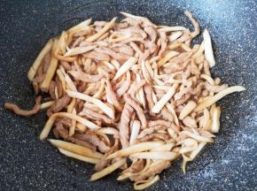 下入杏鲍菇翻炒至变软。 