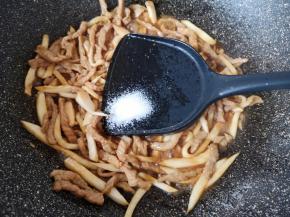 放盐调味。 