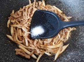 放盐调味。 