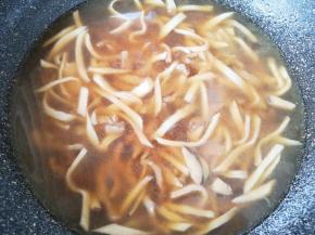 加入开水，烧开以后转小火煮10分钟关火。