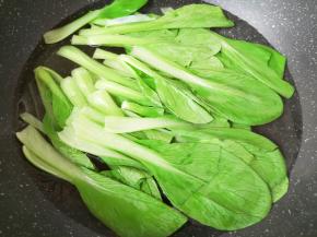 锅里放水烧开，将小白菜烫熟备用。 