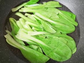 锅里放水烧开，将小白菜烫熟备用。 