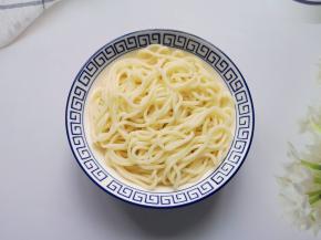 面条煮熟后过凉水，控一下水分盛入碗里。 