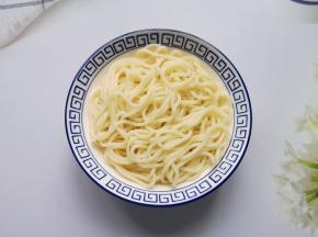 面条煮熟后过凉水，控一下水分盛入碗里。 