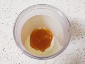 无糖酸奶倒入榨汁杯，加入杏子果酱。 