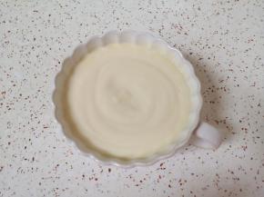 一分钟时间不到，果酱奶昔就打好了，倒入漂亮的杯子里。 