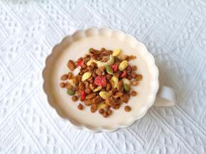 根据自己的口味加入水果麦片。 