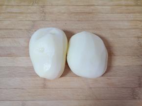 土豆去皮洗干净。 