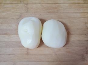 土豆去皮洗干净。 