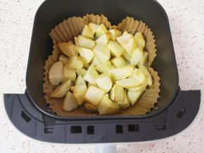 15分钟以后拉出炸篮将土豆块翻一下。 