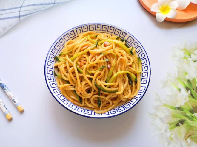 黄瓜丝拌面