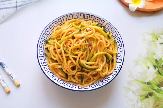 黄瓜丝拌面