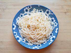 准备好鲜面条。 