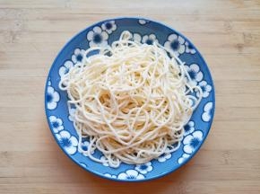 准备好鲜面条。 