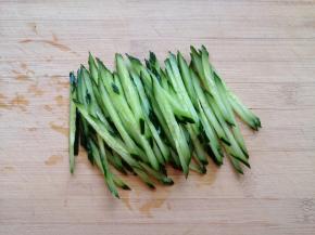 黄瓜洗干净切成丝。 