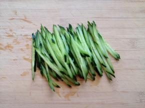 黄瓜洗干净切成丝。 
