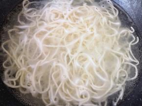 锅里放水烧开，下入面条煮熟。 