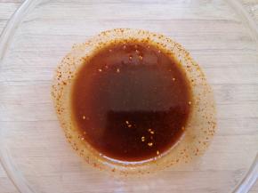 用生抽、香醋、盐、蔬之鲜调味料和油泼辣子调一个凉拌汁。 