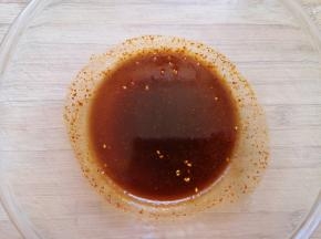 用生抽、香醋、盐、蔬之鲜调味料和油泼辣子调一个凉拌汁。 