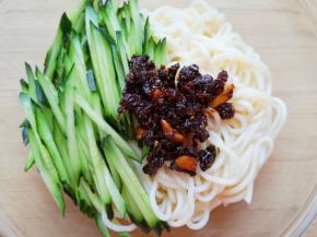 再加入一大勺自制的香菇肉酱。 