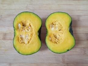 对半切开去蒂去籽。