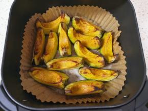 10分钟的时候抽出炸篮再刷上一层橄榄油，继续空炸10分钟。