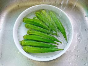 把秋葵放在清水里，加一点盐搓去表面的绒毛。