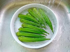 把秋葵放在清水里，加一点盐搓去表面的绒毛。