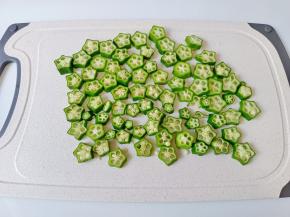 清洗好的秋葵切成小段。