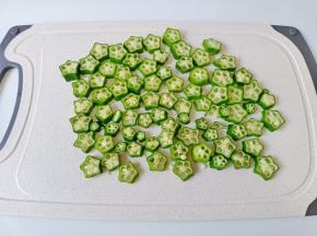 清洗好的秋葵切成小段。