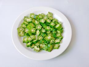 把秋葵放在盘里。