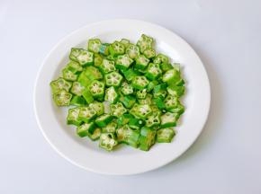 把秋葵放在盘里。