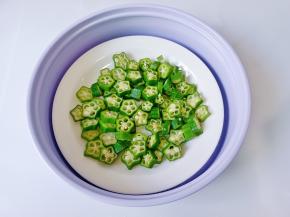 把秋葵放在蒸笼。