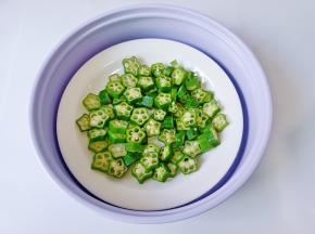 把秋葵放在蒸笼。