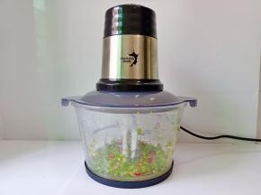 把辣椒搅成颗粒。