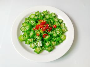 把蒸好的秋葵放上青红辣椒段。