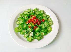 把蒸好的秋葵放上青红辣椒段。