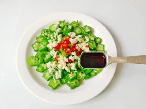 加上蒜末，淋上两勺酱油。