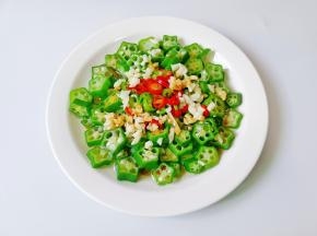 浇上热油。开胃下饭菜。