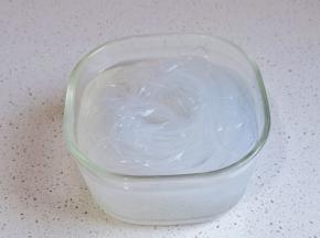 龙口粉丝提前泡软。