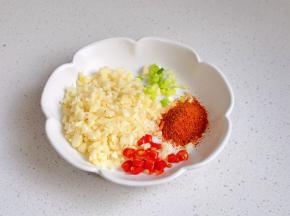 蒜末，葱花，辣椒粉，辣椒段放入盘中，淋上热油。