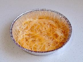 粉丝放入锡纸盘中淋1勺生抽拌匀。