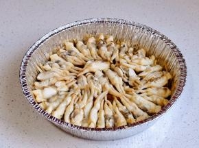 将蛏子肉摆在粉丝上。