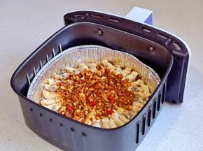 放入空气炸锅炸篮中。