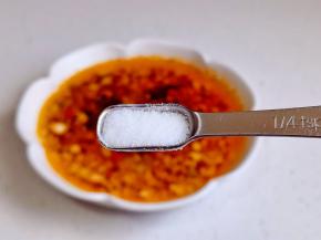 按个人口味加盐搅拌均匀。