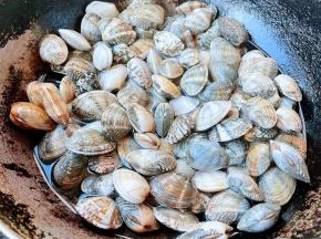 蚬子放入锅中添加少许清水大火煮起来